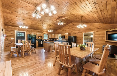 Logan Cabin | Cedar Hill Lodge 7 bedroom lodge up to 30 guests, 65 acres 1/2 mile from Old Man's Cave