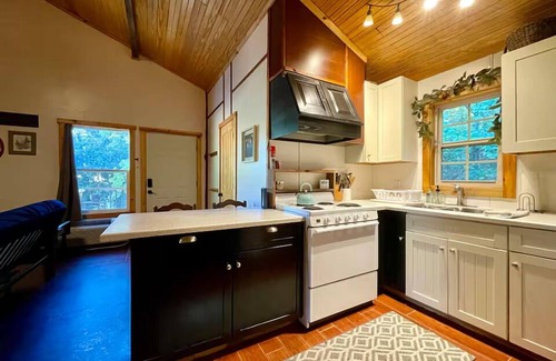 Boles Apartment | Cedar Loft Suite at Sacred Pines Lodge