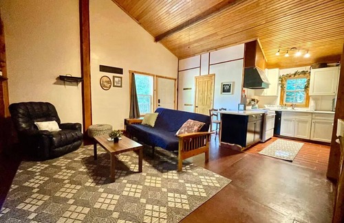 Boles Apartment | Cedar Loft Suite at Sacred Pines Lodge