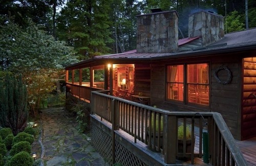 Highlands Cabin | Cedar Log Cabin <10 mins to Main St, 2 Fireplaces, Fast Sat Wifi, Hot Tub