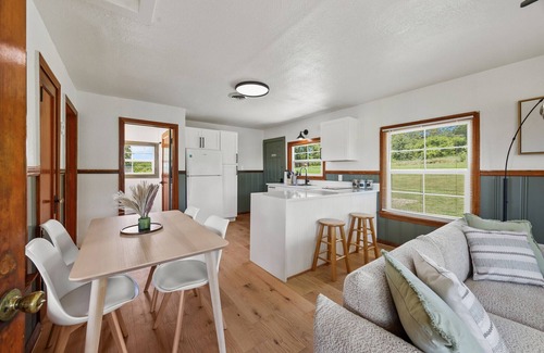 Madill Cabin | Cedar Nest- LAKEFRONT Cabin retreat with a Jacuzzi in Texoma Shores Resort