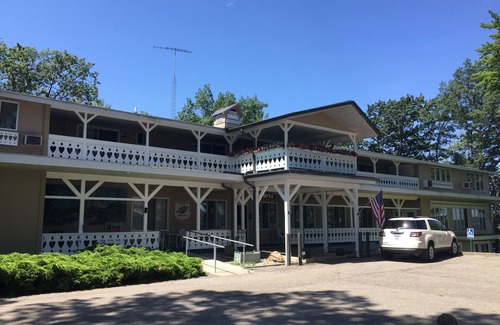 Prudenville Cottage | Cedar Oaks Lakeside Resort - Houghton Lake - Formally Ohana/Riviera Resort.