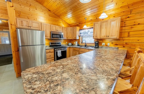 Munising Cabin | Cedar Pine Lodge & Trails End Barn:Leaf-Peeping Paradise – Your Fall Retreat Awaits!
