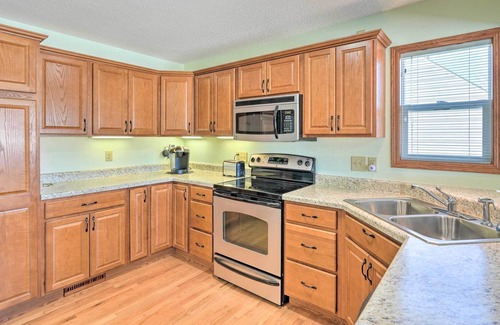 Cedar Rapids - Iowa City House | Cedar Rapids Home ~ 3 Mi to Dtwn!