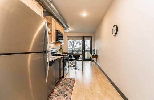 Cedar Rapids - Iowa City Apartment | Cedar Rapids Long Term Furnished Kingston Apt