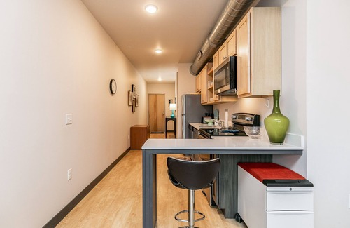 Cedar Rapids - Iowa City Apartment | Cedar Rapids Long Term Furnished Kingston Apt