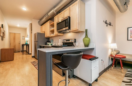 Cedar Rapids - Iowa City Apartment | Cedar Rapids Long Term Furnished Kingston Apt