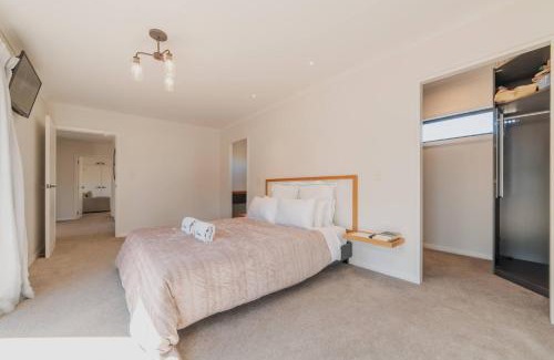 Lake Tekapo House | Cedar Sky - 3BR Near Lake Tekapo and Mt John