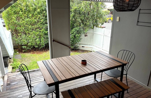 Greenslopes House | Cedar Trees, Lower 2BR Pets