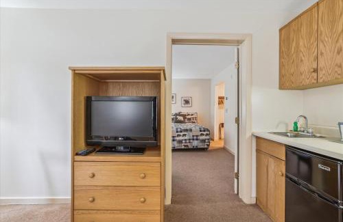 West Bridgewater Hotel | Cedarbrook Deluxe one bedroom suite with outdoor heated pool 21416