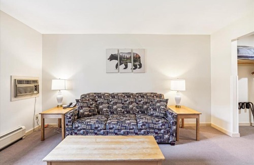 West Bridgewater Hotel | Cedarbrook Deluxe one bedroom suite with outdoor heated pool 21517