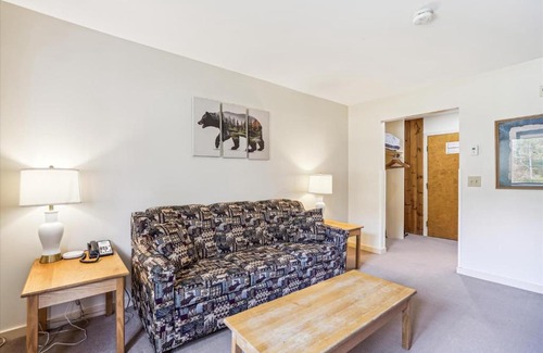 West Bridgewater Hotel | Cedarbrook Deluxe one bedroom suite located on 2nd floor with outdoor heated pool 21921