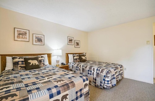 West Bridgewater Hotel | Cedarbrook Hotel Room w/2 doubles 101