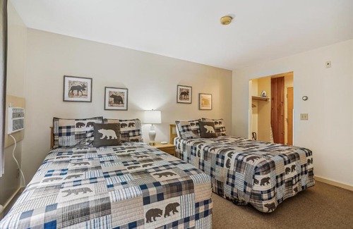West Bridgewater Hotel | Cedarbrook Hotel Room w/2 Doubles 218
