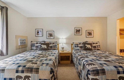 West Bridgewater Hotel | Cedarbrook Hotel Room w/2 Doubles 218