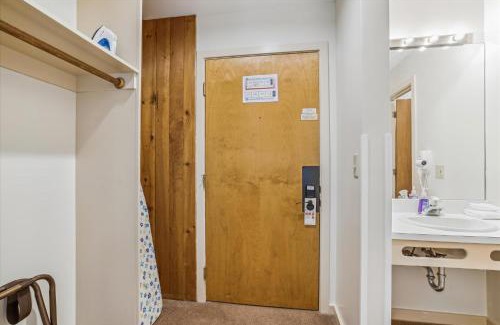 West Bridgewater Hotel | Cedarbrook Hotel Room w/2 Doubles 218