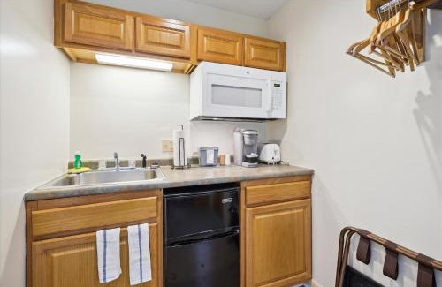 West Bridgewater Hotel | Cedarbrook Queen Studio 110