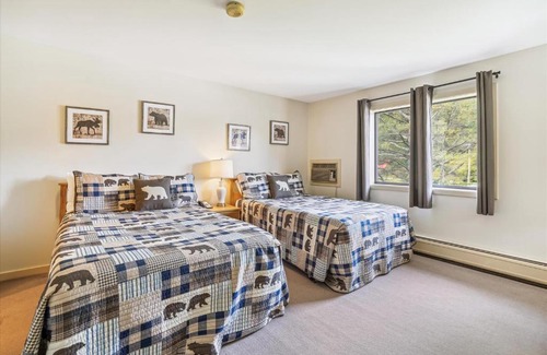 West Bridgewater Hotel | Cedarbrook Two Double bed Hotel Room with outdoor heated pool 216