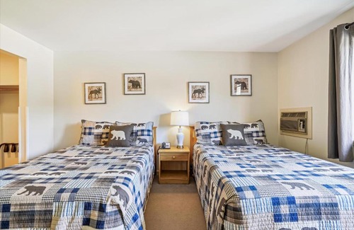 West Bridgewater Hotel | Cedarbrook Two Double bed Hotel Room with outdoor heated pool 216