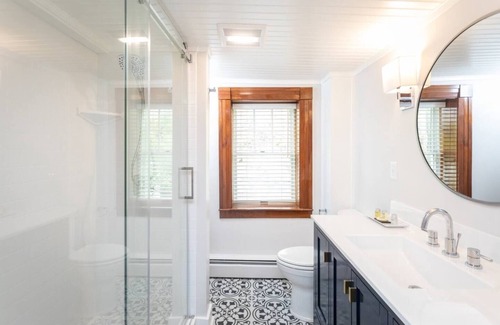 Harrisonburg Apartment | Cedarwood Suite - By the Side Of the Road Inn and Cottages