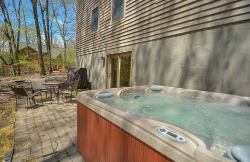 Mountainside House | Cedarwoods | Hot Tub + Private Wooded Setting
