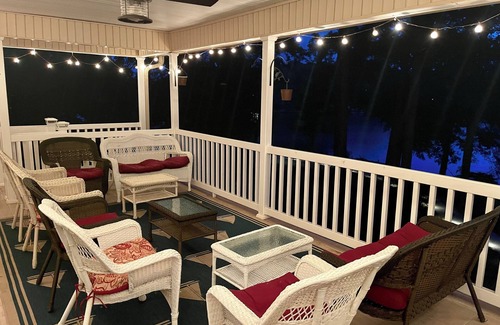 Bracey House | Celebrate Christmas at the Lake! Christmas Tree! Pool Table, Ping Ping & More!