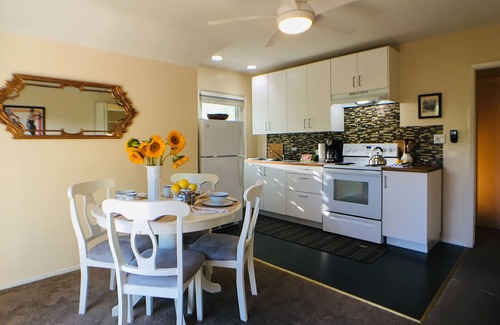 Studio City Apartment | "Celebrity Hideway" Beautiful Secluded Apt. Sleeps 4