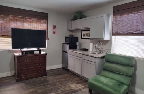 Las Vegas Apartment | Central 1 Bedroom Guesthouse w/Private Bath Ideal for Extended Stays