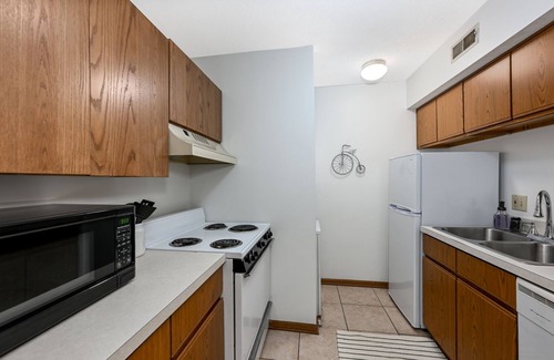Akron Apartment | Central 2 Bd Great for Traveling Professionals!