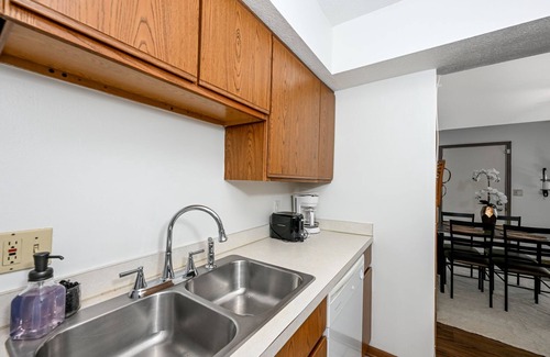 Akron Apartment | Central 2 Bd Great for Traveling Professionals!