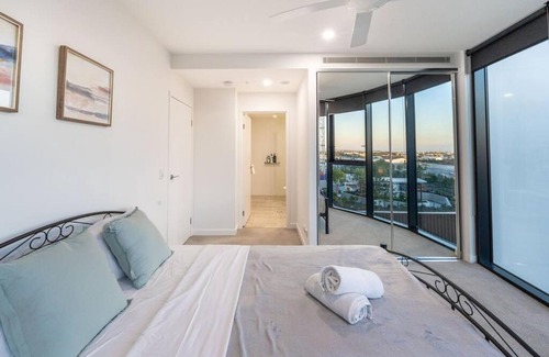 Eagle Farm Apartment | Central 2BR-2BA Resort-Style Retreat In Hamilton - H20705