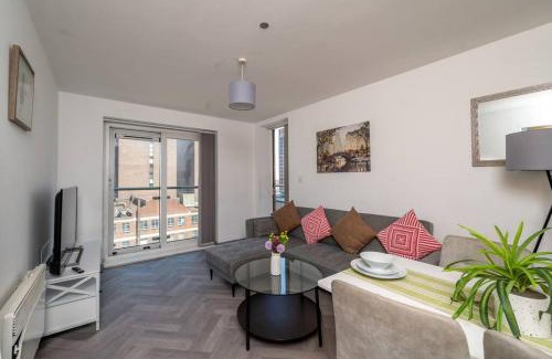 Theatreland Birmingham Apartment | Central 2BR Flat - Balcony View in Bright Westside