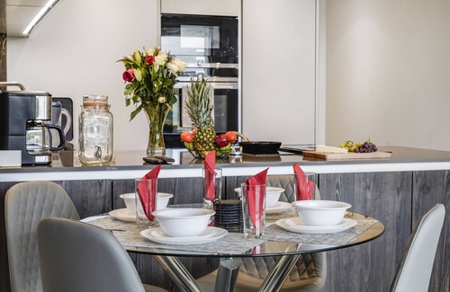 Kilburn Apartment | Central 3 bedroom Apt/en-suite with a View.