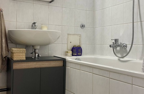 Milbertshofen Apartment | Central 3-room apartment with balcony (85 sqm) directly by the subway