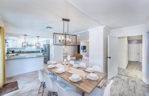 Paradise Villa | Central 5-bedroom 3-bathroom 2-maters BIG POOL & HUGE YARD!
