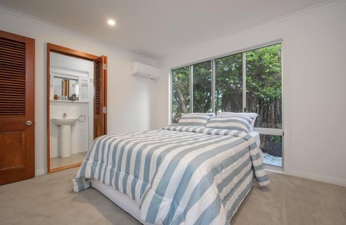 South Gladstone House | Central 5BR +4Bath with pool and sea views