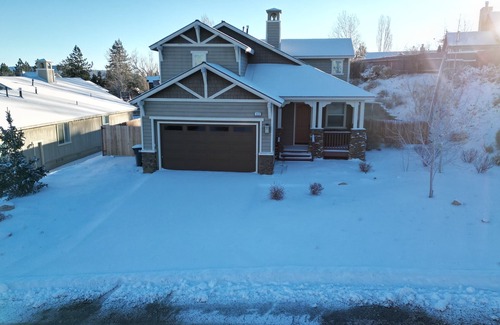 Big Bear House | Central AC! Modern Mountain Getaway in Big Bear: Hot tub, Games, Firepit, BBQ