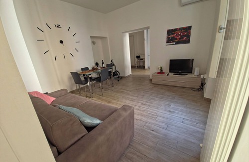 Como Apartment | Central and quiet apartment, 1 min from the Duomo and 3 min from Lake Como.