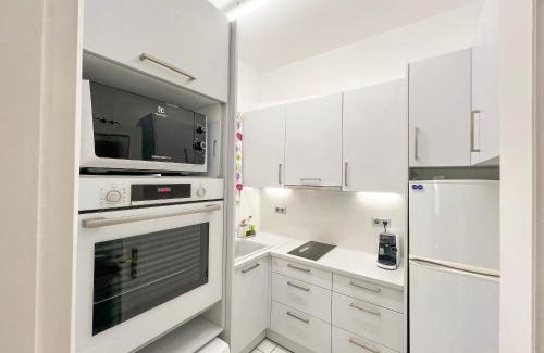 Loutraki Apartment | Central Apartment - 2 BR & Terrace I 50m to Beach