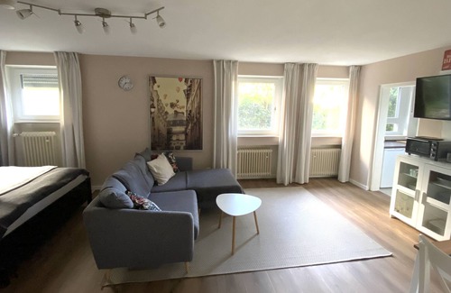 Weinsberg Apartment | Central apartment in Weinsberg with a view of Weibertreu Castle