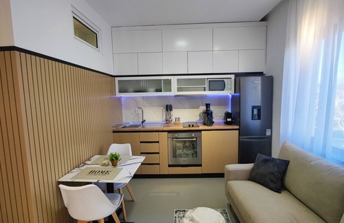 Pogradec Apartment | Central apartment just 20m from the lake – balcony with lake & park view