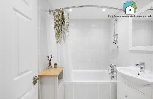 Redcliffe Apartment | Central Apt-2Bed 2Bath-AC unit-By FabAccommodation