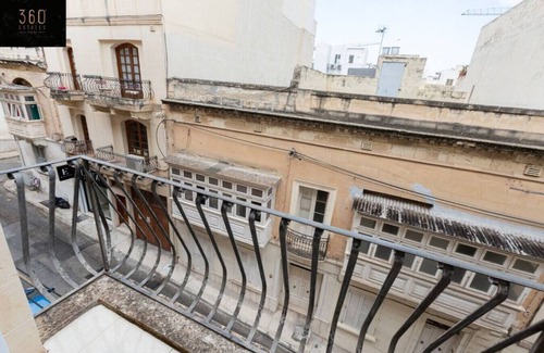Sliema Apartment | Central APT 5mins to promenade with SOFA AC & WIFI