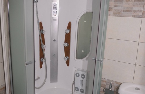 Limenas Chersonisou Apartment | Central Apt with Hydromasage Shower