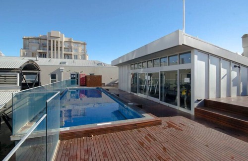 East Melbourne Apartment | Central apt with Parking & Pool