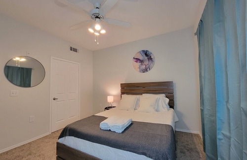 West Arlington Apartment | Central Arlington 6 MILES FROM AT&T stadium! Tons of shopping experience!