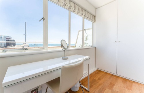 Hove Apartment | Central Beachfront Penthouse with private sun/roof terrace
