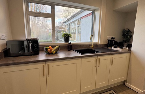 Sheldon House | Central Birmingham Luxury House for 8 people with parking, garden, near NEC, BHX