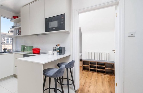 West Kensington Apartment | Central Boutique 2BR Prime Location | 5Min to Tube
