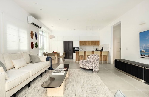 Tel Aviv City Center Apartment | Central & Bright Designer Getaway
